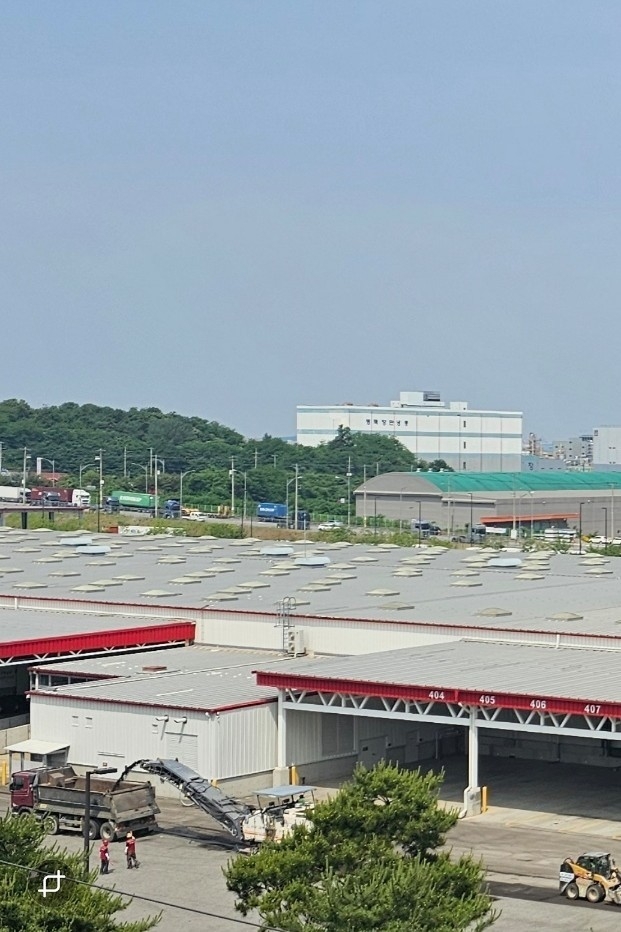 평택 포승산단로 소재 '코스트코 평택디포' 물류센터 측이 6월 6일부터 8일까지 휴일 기간 부지 공사를 강행하면서 만호4리 지역주민들이 '소음·비산먼지 유발' 문제를 또다시 들고 나왔다. (사진=만호4리 지역주민 제공)