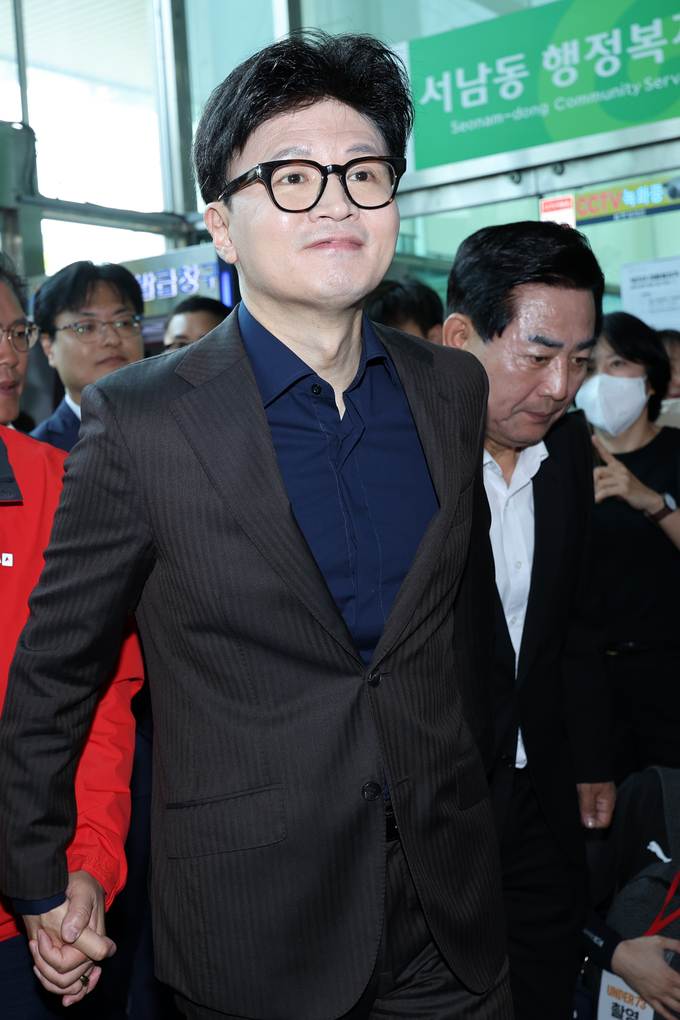 <strong>한동훈 전 국민의힘 대표가 지난달 29일 광주 동구 창업지원센터를 방문해 사전투표소로 이동하고 있다. (사진=연합뉴스)</strong>