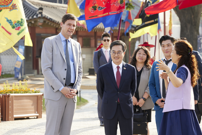 9일 수원 화성행궁에서 김동연 경기도 지사가 데이비드(David Eby) 캐나다 브리티시 컬럼비아(BC) 수상과 설명을 듣고있다. (사진=경기도 제공)