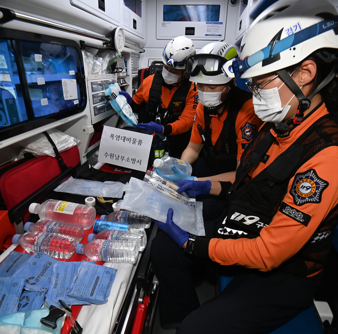 무더운 날씨가 이어진 9일 수원시 권선구 수원남부소방서에서 남부119안전센터 이윤호 소방장, 백지민 소방교, 이진성 소방사가 얼음조끼와 아이스팩 등 폭염 대비 물품을 점검하고 있다.