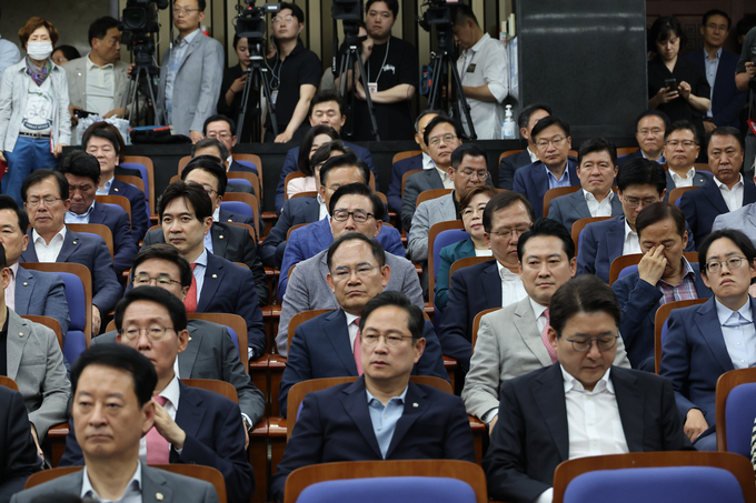 9일 국회에서 열린 국민의힘 의원총회에서 의원들이 원내대표직 사퇴를 선언한 권성동 원내대표의 발언을 듣고 있다. (사진=연합뉴스)