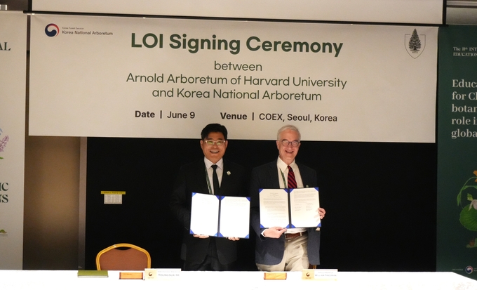 산림청 국립수목원은 지난 9일 서울 코엑스에서 개최된 제11차 세계식물원교육총회에서 하버드대학교 아놀드수목원과 업무협력서(LOI)를 체결했다. (사진=산림청 국립수목원 제공)