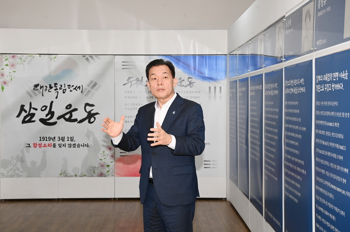 지난 삼일절을 맞아 수원시청 로비에 마련된 수원 출신 독립운동가 전시를 이재준 수원시장이 둘러보고 있다. (사진=수원시 제공)