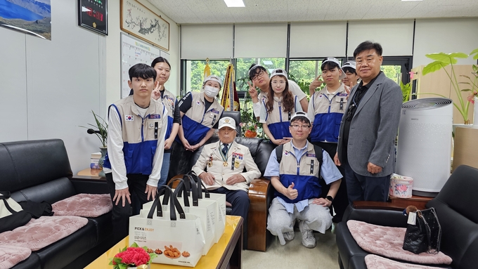 지난 6일 한세대 RCY 단원들이 군포시에 거주하는 한국전쟁 참전용사와 함께 하고 있다. (사진=대한적십자사 경기도지사 제공)