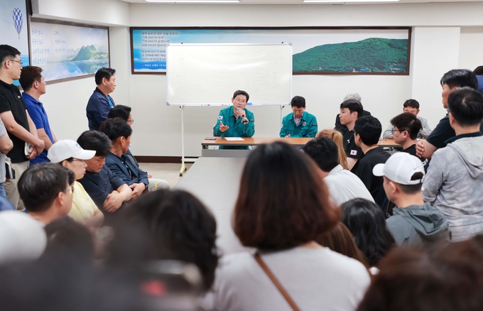 이상일 용인시장이 서천동 천공기 전도 사고와 관련해 피해를 입은 아파트 입주자들을 만났다. (사진=용인시 제공)