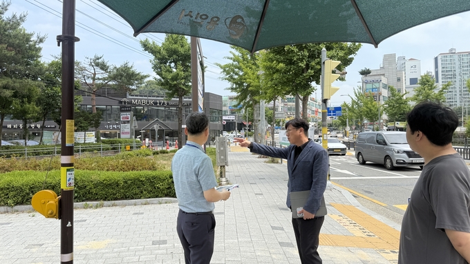 김병민 의원이 지난 9일 용인시 관계자들과 함께 마북동 일대의 교통환경 개선 현장을 방문했다. (사진=용인시의회 제공)