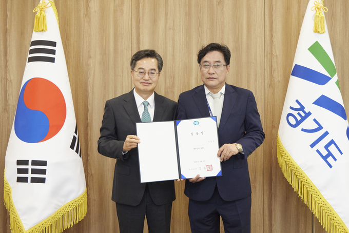 10일 경기도청에서 김동연 경기도지사가 강민석 경기도 신임 대변인에게 임명장을 수여하고 기념 촬영을 하고 있다. (사진=경기도 제공)