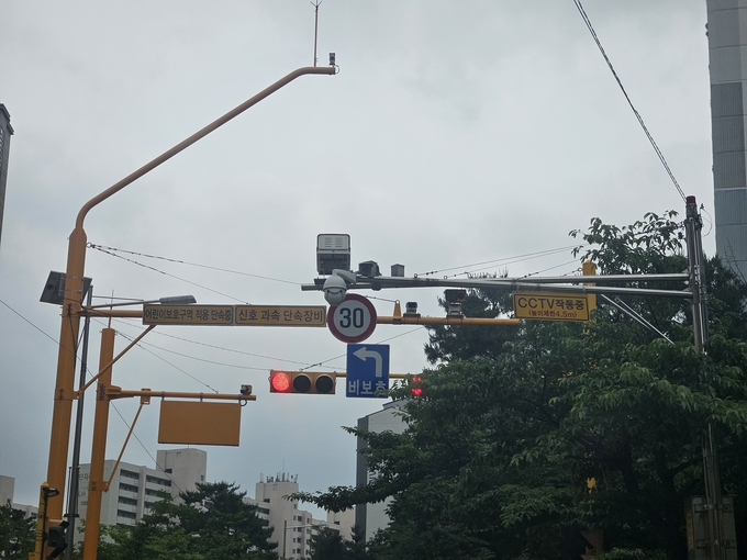군포시 산본동 어린이보호구역에 설치된 30km/h 속도제한 표지판. 아파트가 밀집된 수리동과 산본동 일대에는 이와 같은 속도제한 표지판이 100~300미터 간격으로 촘촘하게 설치되어 있다. (사진=신소형 기자) 