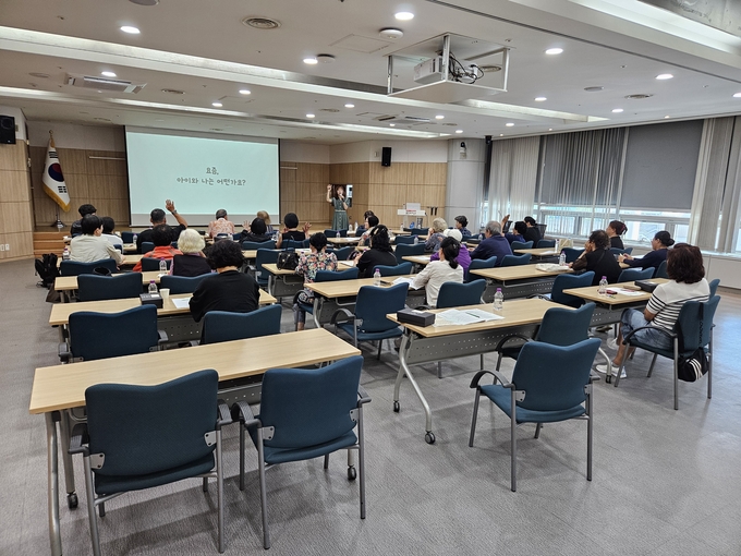 용인특례시는 지난 9일 시청 비전홀에서 위탁아동을 양육하고 있는 가정위탁부모 40명을 대상으로 ‘2025년 가정위탁세대 부모교육’을 실시했다. (사진=용인시 제공)