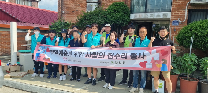 동두천 청년자원봉사단체 청심회가 생활이 어려운 독거노인 가정을 대상으로 주거환경 개선을 위한 집수리 봉사활동을 전개했다. (사진=동두천시 제공)