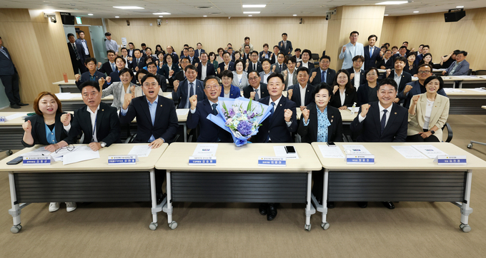 김승원(수원갑) 더불어민주당 경기도당 위원장과 경기도의회 민주당 소속 김진경 의장, 정윤경(군포1) 부의장, 최종현(수원7) 대표의원 등이 10일 경기도의회에서 기념촬영을 하고 있다. (사진=경기도의회 제공)