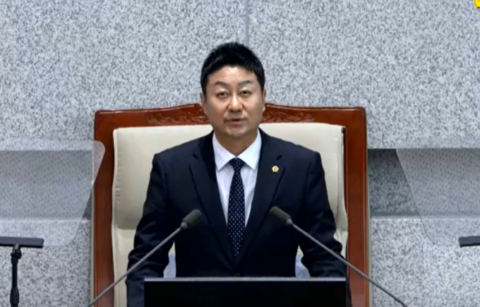김진경 경기도의회 의장이 10일 경기도의회에서 열린 제384회 정례회 제1차 본회의에서 개회사를 하고 있다. (사진=경기도의회 인터넷방송 생중계 캡처)