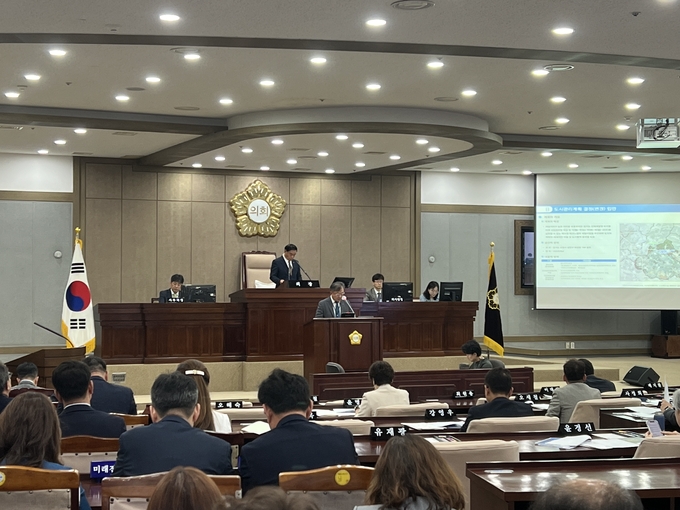 10일 수원시의회 본회의장에서 제393회 제1차 정례회 본회의가 진행되고 있다. (사진=장진 기자)