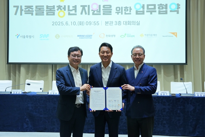 (왼쪽부터) 최창남 기아대책 회장, 오세훈 서울시장, 정준호 롯데백화점 대표 (사진=롯데백화점 제공)