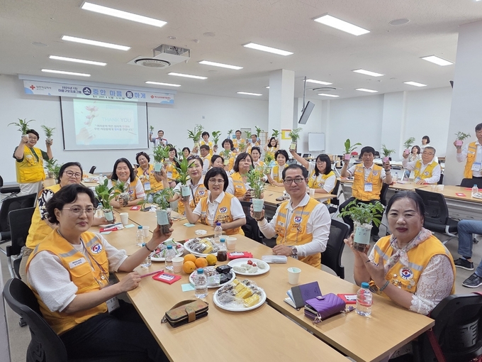 '마음구호 프로그램'에 참석한 봉사자들이 함께하고 있다. (사진=대한적십자사 경기도지사 제공)