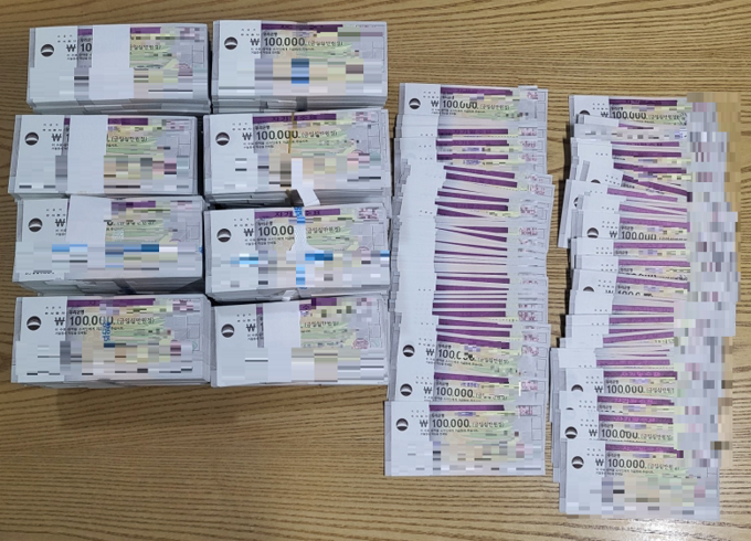 국세청이 고액상습체납자를 수색해 징수한 수표 (사진=국세청 제공) 