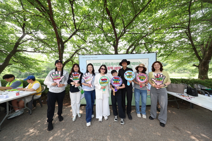 지난 7일 수원 서호천 산책로에서 수원교육지원청이 학생과 학부모, 지역 주민을 대상으로 학교폭력 예방 캠페인을 진행했다. (사진=수원교육지원청 제공)