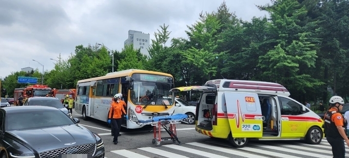  10일 성남시 분당구 수내동의 한 도로에서 마을버스가 차량 6대를 추돌하는 사건이 발생했다. (사진=경기도소방재난본부 제공)