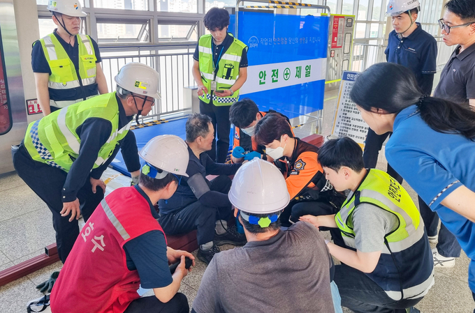 지난 9일 검암역 상선승강장 인근에서 인천교통공사 직원들과 119구급대원들이 A씨의 상태를 파악하고 있다. ( 사진 = 인쳔교통공사 제공 ) 