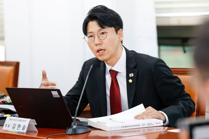 김한슬 의원이 :구리시가 서울편입을 추진하고 있으면서도 정작 최소한의 행정 절차조차 이행하지 않고 있다"며 강도 높게 질책하고 있다.(사진=김한슬 의원 제공)