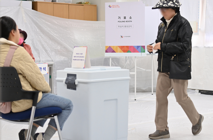 4·2 재보궐 선거 본투표일인 지난 4월 2일 군포시 수리고에 마련된 수리동 제2투표소를 찾은 한 유권자가 투표를 하고 있다. (사진=옥지훈 기자)