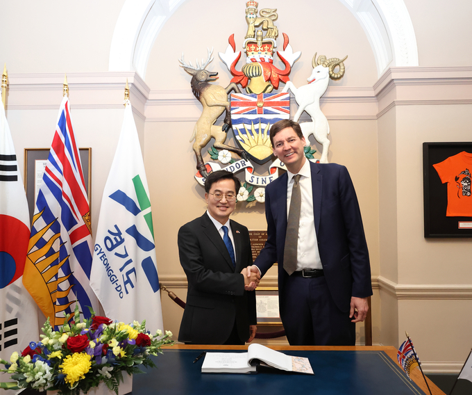 김동연 경기도지사와 데이비드 이비(David Eby) 수상이 지난해 5월 13일(현지시간) BC주의회(Parliament House)에서 만나 기념촬영을 하고 있다. (사진=경기도 제공)