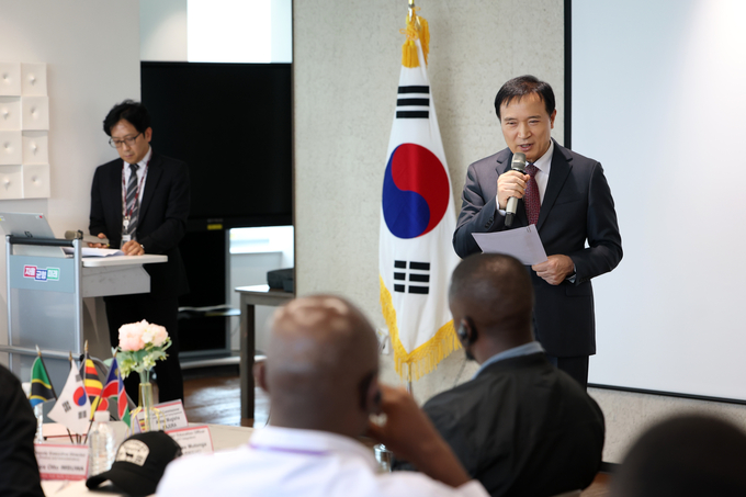 10일 경기도교육청 남부청사에서 임태희 경기도교육감이 아프리카 3개국 교육부 대표단을 대상으로 디지털 미래교육 현장 체험 프로그램을 소개하고 있다. (사진=경기도교육청 제공)