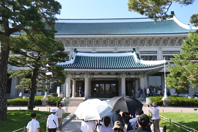 이재명 대통령이 10일 오전 국무회의를 열고 259억 원 규모의 청와대 복귀 관련 예비비 안건을 상정·의결했다. 사진은 지난 9일 청와대 본관을 관람하고 있는 시민들의 모습. (사진=옥지훈 기자)