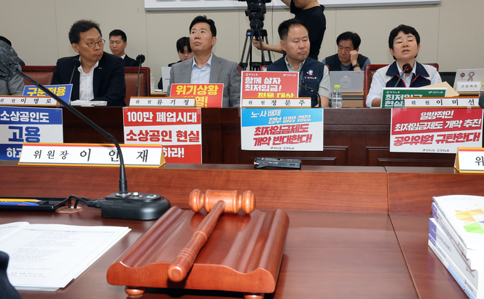 최저임금위원회 사용자위원인 이명로 중소기업중앙회 인력정책본부장(왼쪽부터), 류기정 한국경영자총협회 전무, 근로자위원인 정문주 한국노총 중앙연구원장, 이미선 민주노총 부위원장이 10일 정부세종청사에서 열린 최저임금위원회 제4차 전원회의에서 나란히 자리하고 있다. (사진=연합뉴스)