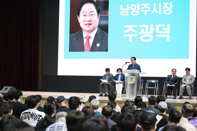 주광덕 시장이 '2025 모두의 일자리 채용박람회'에서 인사말을 하고 있다. (사진=남양주시 제공)