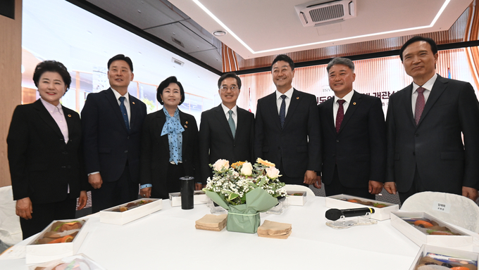 김동연 경기도지사와 임태희 경기도교육감, 경기도의회 김진경 의장, 정윤경(민주·군포1)·김규창(국힘·여주2) 부의장, 최종현(수원7) 더불어민주당 대표의원, 김정호(광명1) 국민의힘 대표의원 등이 기념촬영을 하고 있다. (사진=옥지훈 기자)