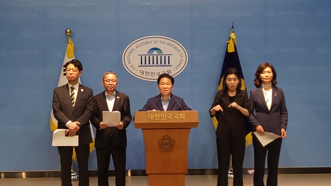 문정복(시흥갑) 의원 등 더불어민주당·조국혁신당 국회 교육위 의원들이 10일 국회에서 기자회견을 열고 이주호 국무총리 직무대행 부총리 겸 교육부 장관을 강력 규탄하고 있다. (사진=한주희 기자)