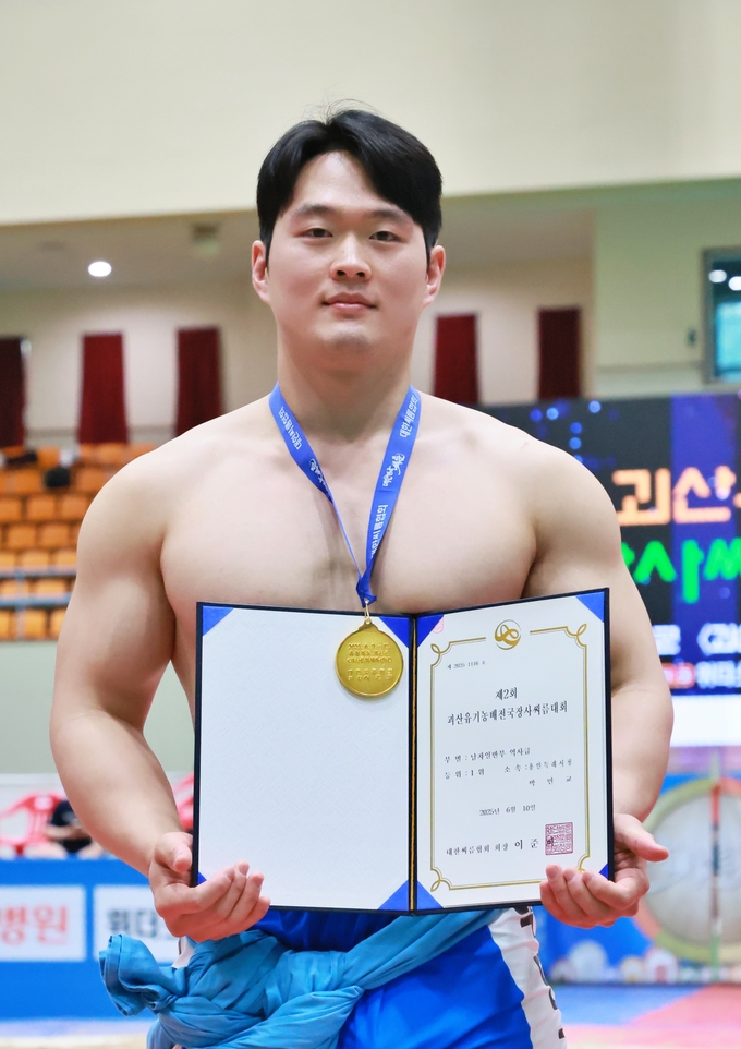 10일 충북 괴산군 괴산문화체육센터에서 열린 '제2회 괴산유기농배 전국장사씨름대회' 2일째 남자일반부 역사급(105㎏급)에서 우승을 차지한 박민교(용인시청)가 기념사진을 찍고 있다. (사진=대한씨름협회 제공)