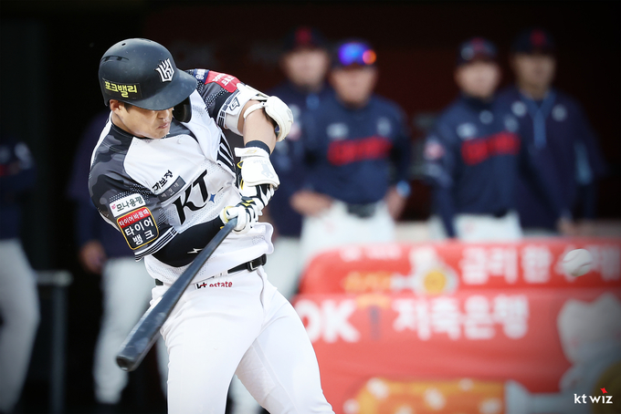 10일 수원 KT위즈파크에서 열린 2025 신한 쏠뱅크 KBO리그 KT 위즈와 롯데 자이언츠의 경기에서 KT 배정대가 방망이를 휘두르고 있다. (사진=KT 위즈 제공)