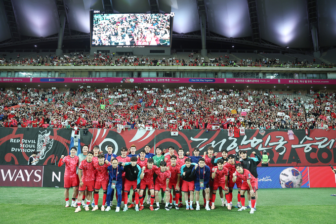 10일 서울월드컵경기장에서 열린 2026 북중미 월드컵 아시아 3차 예선 B조 최종 10차전에서 쿠웨이트에 4-0 승리를 거둔 대한민국 축구대표팀이 관중들과 함께 기념사진을 찍고 있다. (연합뉴스)