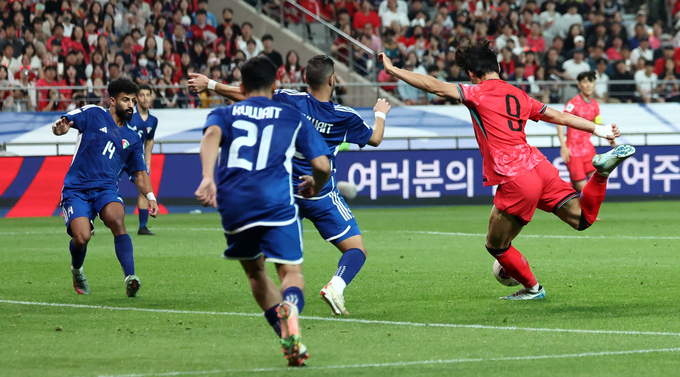 10일 서울월드컵경기장에서 열린 2026 북중미 월드컵 아시아 3차 예선 B조 최종 10차전 한국과 쿠웨이트의 경기. 후반전 한국 오현규(헹크)가 골을 넣고 있다. (연합뉴스)