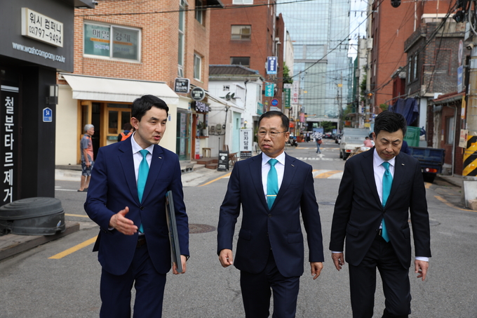 정희민 포스코이앤씨 사장과 임직원들이 현장을 직접 둘러보고있다. (사진=포스코이앤씨 제공)