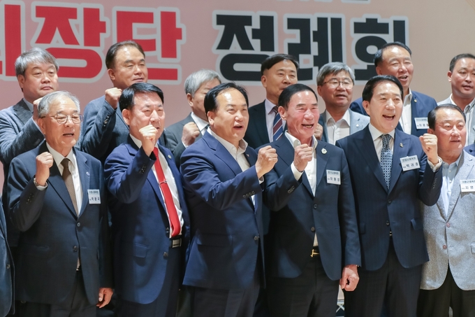 오산시체육회가 ‘2025년도 경기도 시·군 체육회장 정례회를 개최하고 기념촬영을 하고 있다.(사진=오산시체육회 제공)