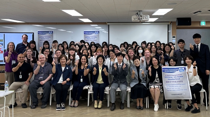 광주하남교육지원청 주최로 미국 캔자스대학교와 한·미 학생교육포럼 참석자들의 기념촬영 모습. (사진=교육지원청 제공)