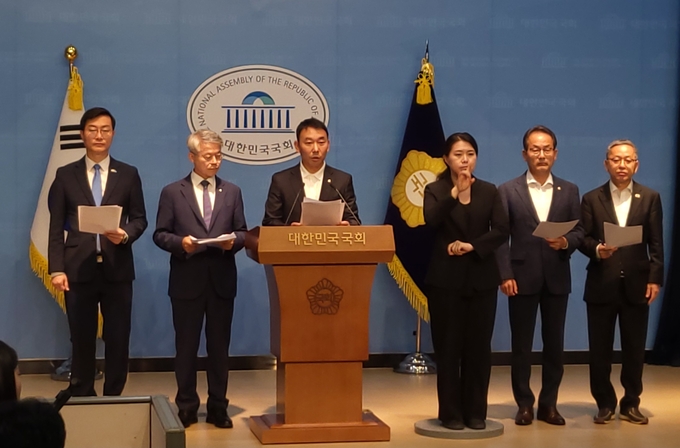 김용민(남양주병) 의원을 비롯한 더불어민주당 의원들이 11일 국회 소통관에서 검찰청법 폐지법안, 공소청 신설법안 등 검찰개혁을 위해 발의한 법안들에 대해 설명하고 있다. (사진=한주희 기자)