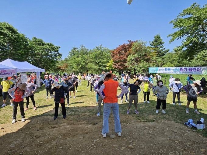 11일 광주시 ‘활기찬 퇴촌, 초록빛 걷기 챌린지 참석자들이 몸을 풀고 있다. (사진=광주시 제공)