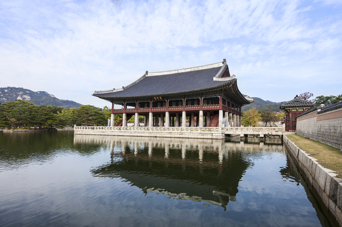 경복궁 경회루 전경. 주역의 원리에 입각하여 건축되었다. 8개의 기둥은 주역의 8괘(八卦)를, 낮은 마루 12칸은 1년 12달, 바깥 마루 24개 기둥은 24절기를 의미한다. (사진=이미지투데이)