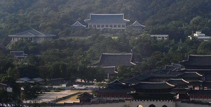 청와대 전경사진. 집무실과 관저가 멀리 떨어져 있다. 집무실에서 도보로 20분 거리에 있다. 상춘재 옆 개울의 상단 부분은 관저 아래를 통과한 물과 현재 오른쪽에서 흐르는 물과 합수되어야 하나, 지금은 한줄기 계곡물만이 개울로 떨어지고 있다. 왜냐하면 계곡 전체를 매립하여 대통령 관저 터를 조성했기 때문이다. (사진=옥지훈 기자)