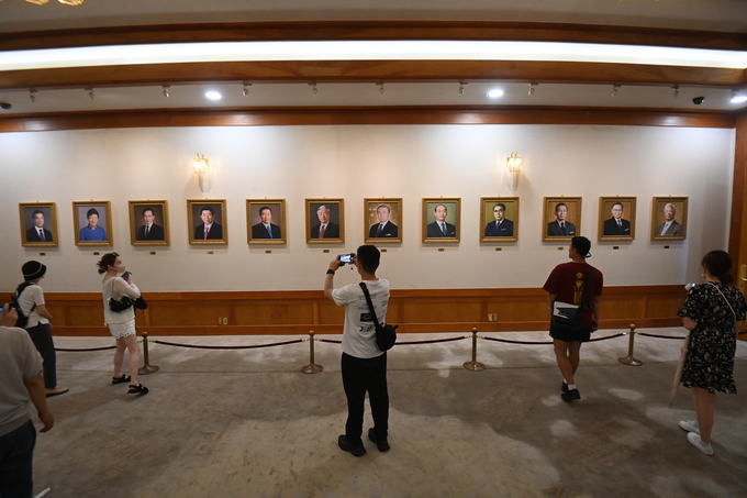 관람객들이 청와대에 걸려 있는 역대 대통령 초상화를 둘러보고 있다. (사진=옥지훈 기자)
