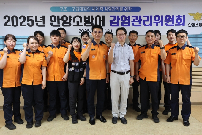 장재성(앞줄 오른쪽 네 번째) 안양소방서장이 11일 상반기 감염관리위원회를 마친 뒤 참석자들과 기념촬영을 하고 있다. (사진=안양소방서 제공)