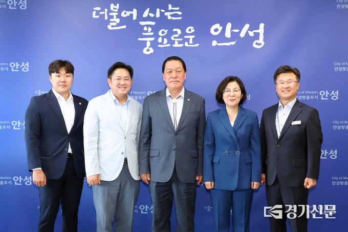 왼쪽부터 최승혁 의원, 최호섭 의원, 안정열 의장, 김보라 시장, 남상은 부시장. (사진=안성시 제공)