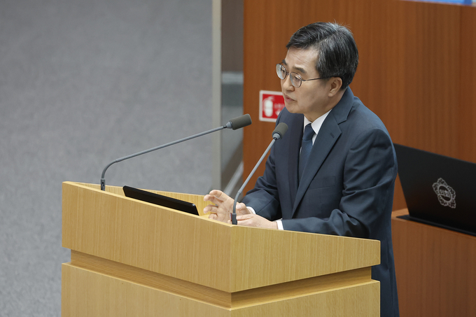 11일 경기도의회 본회의장에서 열린 제384회 정례회 제2차 본회의에서 김동연 경기도지사가 도정질문 답변을 하고 있다. (사진=경기도 제공)