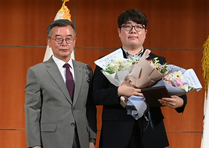 11일 경기아트센터 컨벤션홀에서 열린 ‘경기언론인클럽 창립 23주년 기념 및 경기언론인상 시상식’에서 경기신문 나규항 기자(오른쪽)가 경기언론인상을 수상한 뒤 기념촬영을 하고 있다. (사진=옥지훈 기자)