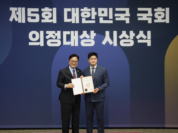 김용태(국힘·포천가평, 오른쪽) 의원이 11일 제22대 국회 입법 활동 우수 의원으로 선정돼 ‘국회 의정대상’을 수상한 뒤 우원식 국회의장과 기념사진을 찍고 있다. (사진=김용태 의원실 제공)