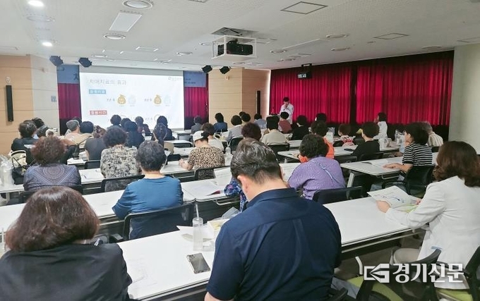 송종민 과장(경기도의료원 안성병원 신경1과)이 ‘치매의 조기발견과 예방’을 주제로 시민 건강 강좌를 진행하고 있다. (사진=경기도의료원 안성병원 제공)
